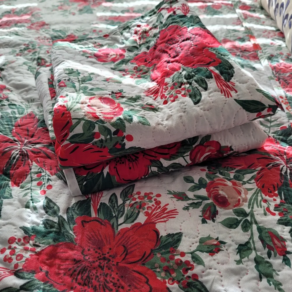 Reversible 3pc king/Queen comforter Poinsettias Holidays comforter set